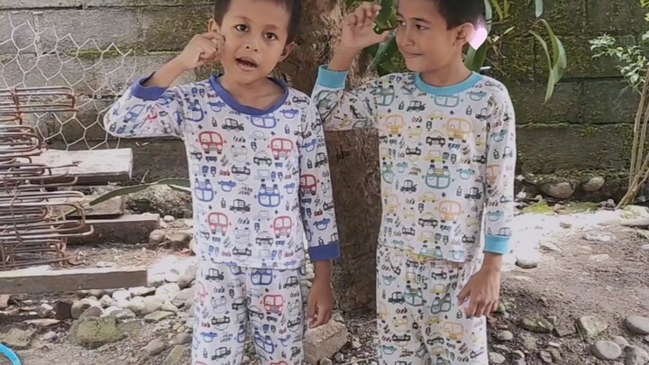 kembar digodain cewek cantik