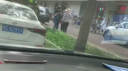 Dua wanita menarik seorang siswa untuk memindai kode, dan pria itu meraung ketika dia melihat ketida