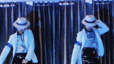 Học sinh trung học nhảy theo bài hát "Crime Master" của Michael Jackson, một tác phẩm kinh điển vượt