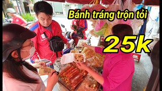 Tiệm bánh tráng trộn tỏi ngày bán hơn 10 thau, ăn là ghiền