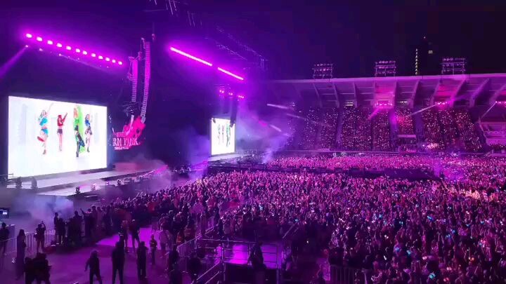 Pink Ocean dari konser BlackPink di Thailand ada Jisoo, Jennie, Rose dan Lisa yang keren dan cantik