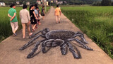 Reaksi orang-orang saat melihat laba-laba raksasa berlari ke jalan?