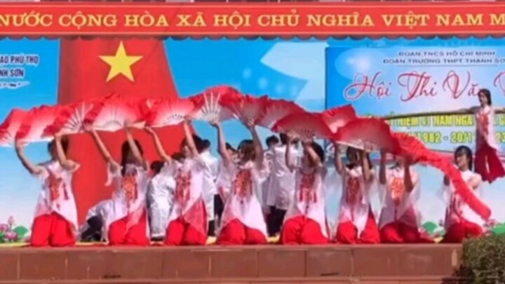 Thật vô lý khi "vũ điệu yêu nước" của Việt Nam lại đạo nhái điệu Dương Ca của Trung Quốc...