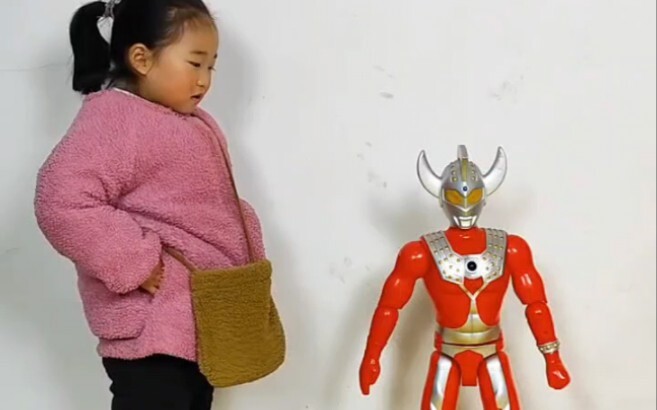 Ultraman Taro melewatkan subjek ketiga.