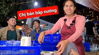 Giáng Tiên chuẩn bị bán bắp nướng tại Tiệm Bánh tráng trộn DIVA Cát Thy