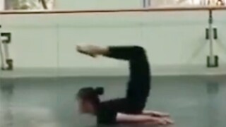 The moment he soared into the air, netizens were stunned! #Dance Basics Training# The combination of