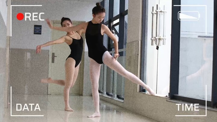 两位仙女课间跳芭蕾舞 大长腿女神
