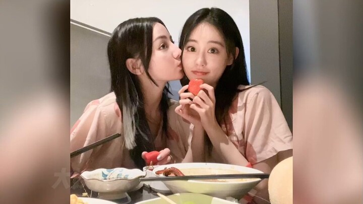 Zhu Xudan Dilireba กำลังสนุกสนานในศูนย์อาบน้ำ เธอกำลังกินผลไม้และเซลฟี่ เธอหยุดหัวเราะไม่ได้