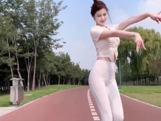 恒大歌舞团团长白珊珊独创的汉唐舞，现已在全国流行开来 "恒大歌舞团 "白珊珊 "