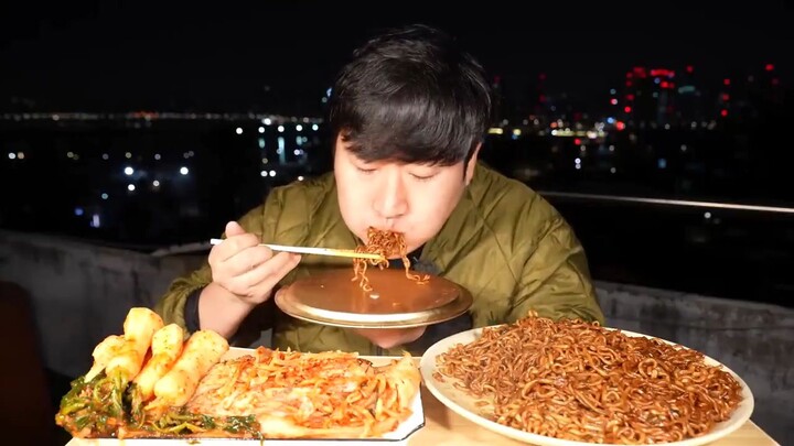 Mukbang Teumsae Ramen dicampur dengan Chapagetti dan Kimchi... Yummy 😋 Yt Heungsam's family