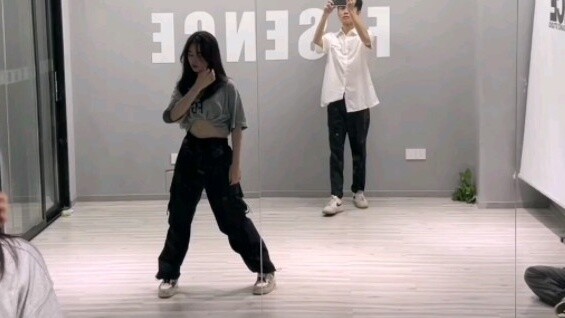 [การออกแบบท่าเต้นของ Haven Yileng] [Dance Cover] การลืมยืนกลางแสงดูเหมือนจะเป็นความรู้สึกที่แตกต่าง