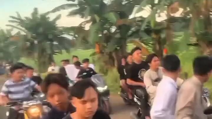 👮malah,kabur padahal cuma mau lewat