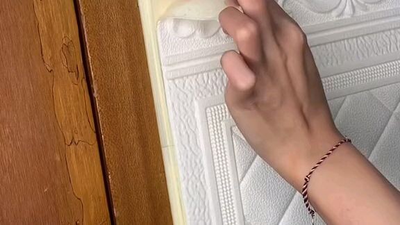 tips melepas wallpaper foam