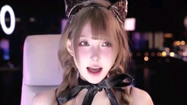 米娜Cos猫女当礼物送水友