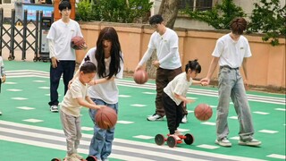Zhang Zhenyuan nắm tay cô bé và chơi bóng rổ với cô! Rất lịch thiệp! Chiếc xích đu hươu trắng của So