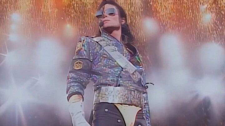 Konser Paling Berbahaya dalam Sejarah #MichaelJackson berdiri di atas panggung tak bergerak seperti 