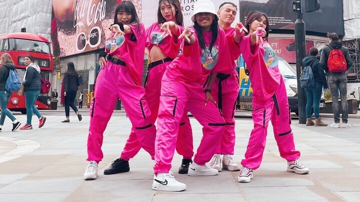 London is not only black, white and gray, but also pink and hip-shaking "MY BAG" dance cover