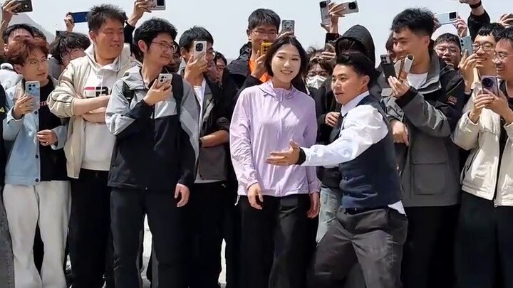 นักศึกษาจากมหาวิทยาลัยซานซีจงเป่ยกระโดดข้ามความกลัวสังคมอย่างมั่นใจ