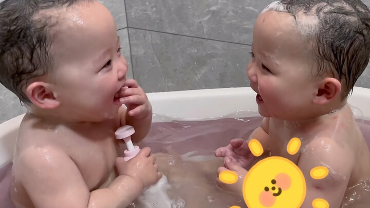 Not being able to talk doesn't stop the twin cubs from chatting~