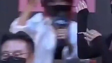 Gaya bebas Honeyj yang super hot, adiknya keren banget😭