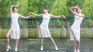 Have you ever seen such a beautiful cheongsam girl?