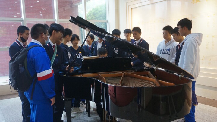 Animenz Tentang temanku yang memainkan lagu Paman A di aula selama setengah jam pada hari sekolah