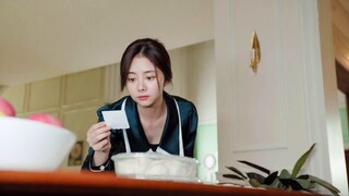 Cinderella bangun dan tidak menemui CEO, dia melihat nota di atas meja dan tersenyum manis