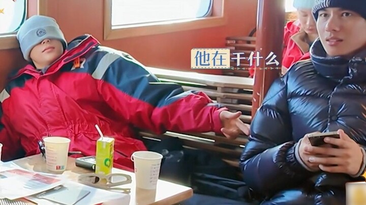 Wang Anyu acted coquettishly towards Hu Xianxu as soon as he woke up. Xiao Hu was too scared to move