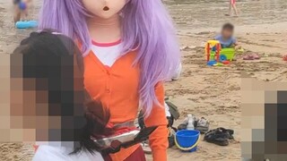 Bermain Kamen Rider Belt di pantai yang ramai, memalukan sekali jika tiba-tiba ada anak nakal yang d