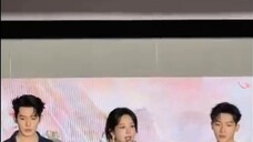 Hahaha Xiao Zi langsung berubah menjadi rekan perjalanan Yang Zi dan Zhang Wanyi mengembalikan dialo