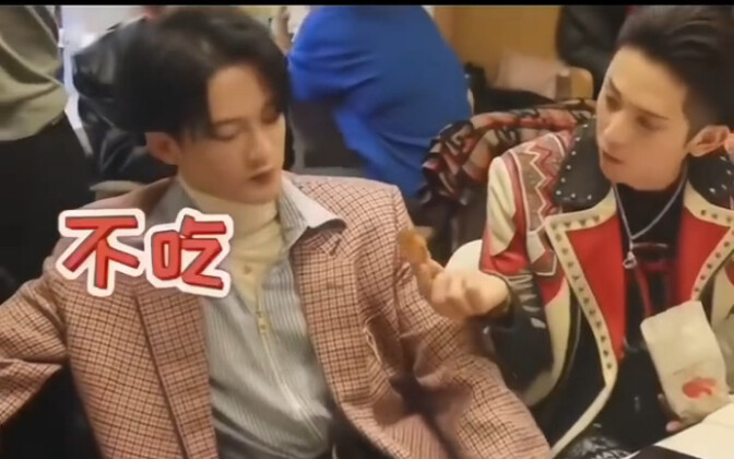 檀健次：绝对不吃 符龙飞：吃一个 檀健次：真香