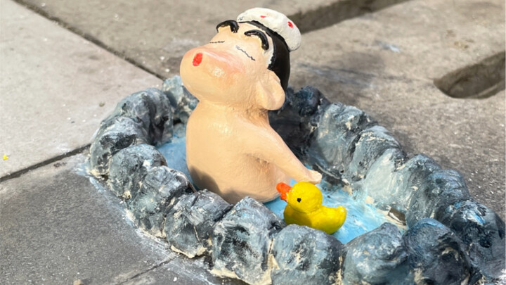 Saya bertemu Crayon Shin-chan sedang mandi di pinggir jalan