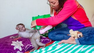 Hey, Mom What Are You Doing On My B  tom, Little Yaya so wondering while Mom put some powder for her