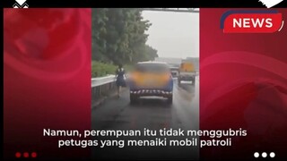 Perempuan Jalan Kaki di Tol Jakarta Merak Ditemani Mobil Patroli