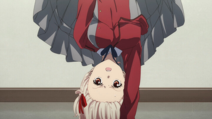 "Hey, hey... Qianshu stood upside down and covered her skirt with one hand!~"