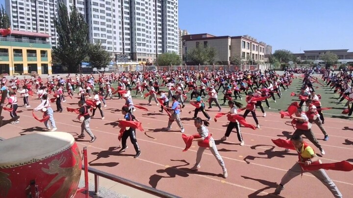 600 students learned to dance Ansai waist drum with Han Lei. The students danced very well. The danc