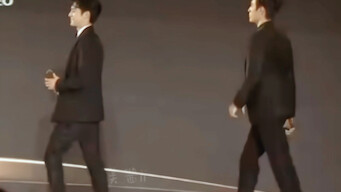 The two bkings are in the same frame. Their legs are 1.8 meters long and their aura is 2.8 meters. W