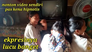 Ekspresi lucu cewek nonton video sendiri pas di hipnotis