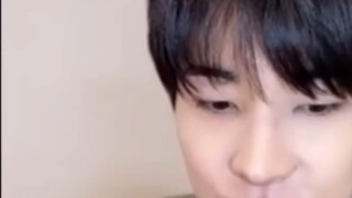 「全圆佑WONWOO」Ai là người không ký tặng trên xe vậy? T_T