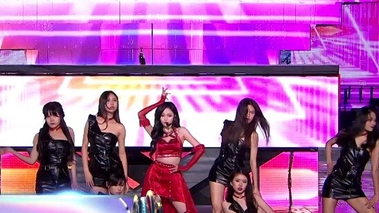 Wu Xuanyi's "25" one-click costume change