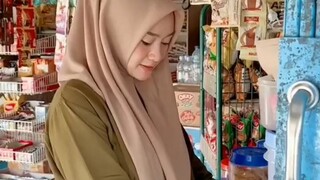 Jangan kada ingat singgah di warung acil lah..