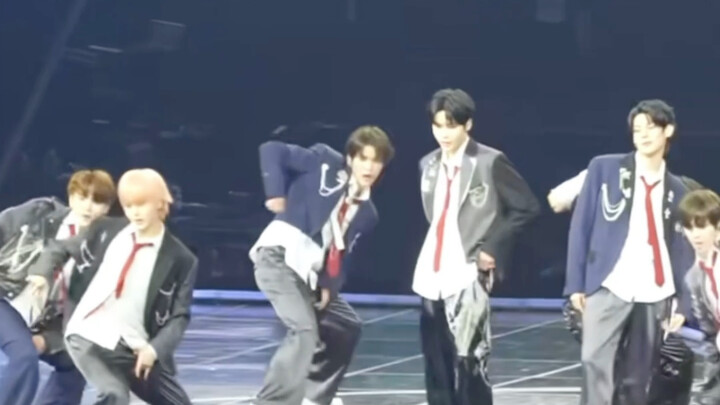 The blue-clad Oppa is so ready to go, standing on the big C with ambition and ruthlessness! !