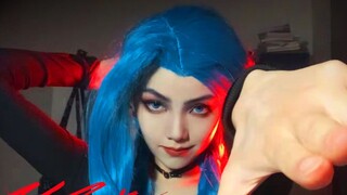 Apakah Anda berani mendengarkan "The Lonely Brave" yang dinyanyikan oleh gadis cantik cos Jinx? Samp