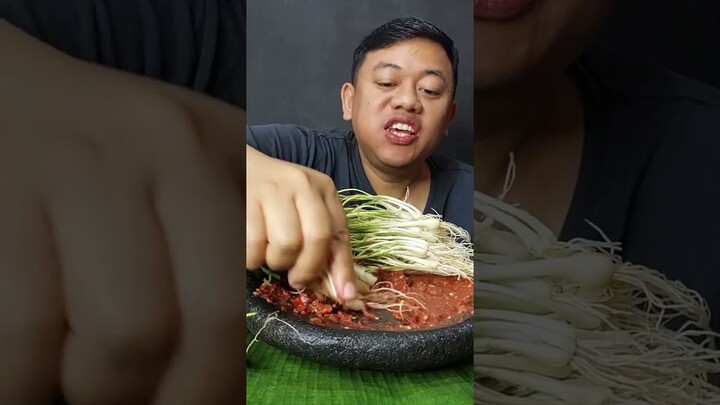 MAKAN LALAPAN KUCAI MENTAH