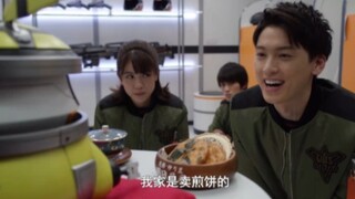 试图用“宇宙煎饼”对 机器人 套近乎的奏大三人