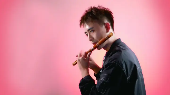 "Croatian Rhapsody" was covered by a man with bamboo flute 