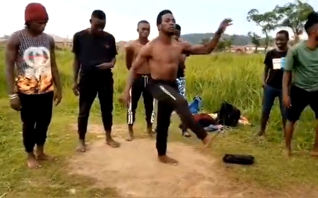 [African boy popping cypher in the wild] No matter how simple the conditions are, they can't stop th