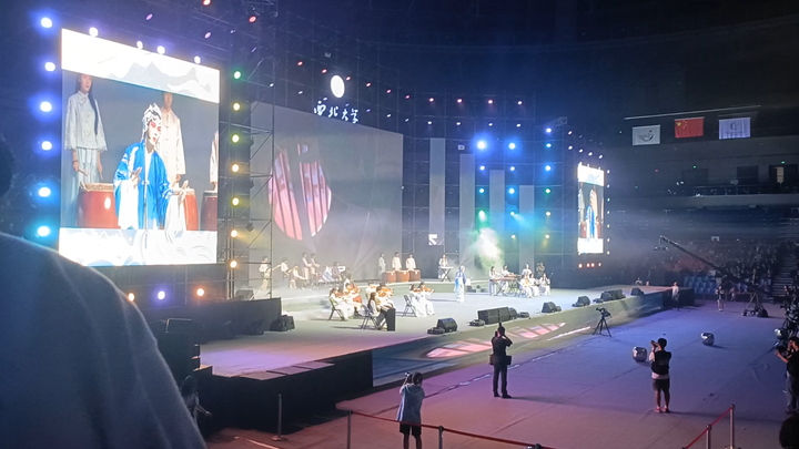 "Goddess Splitting View" dibawakan pada upacara wisuda!