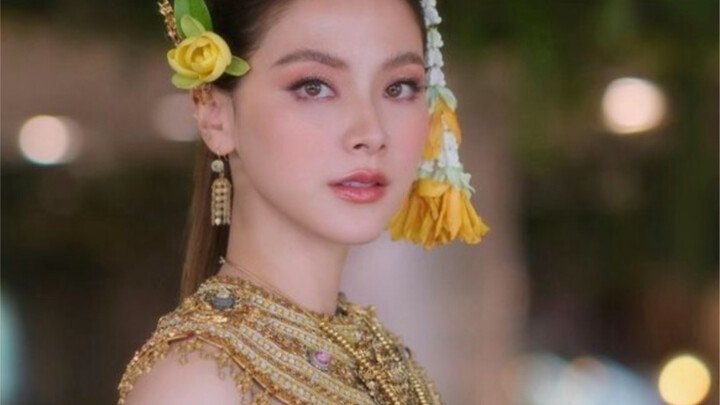 Agen saya menyuruh saya untuk diam dan cantik, jadi saya harus mengekspresikannya dengan hati.