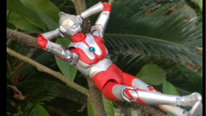 Ultraman: It's a sunny and pleasant day. Jetton: Manny-san, give me a hand. I can't get up. I have t